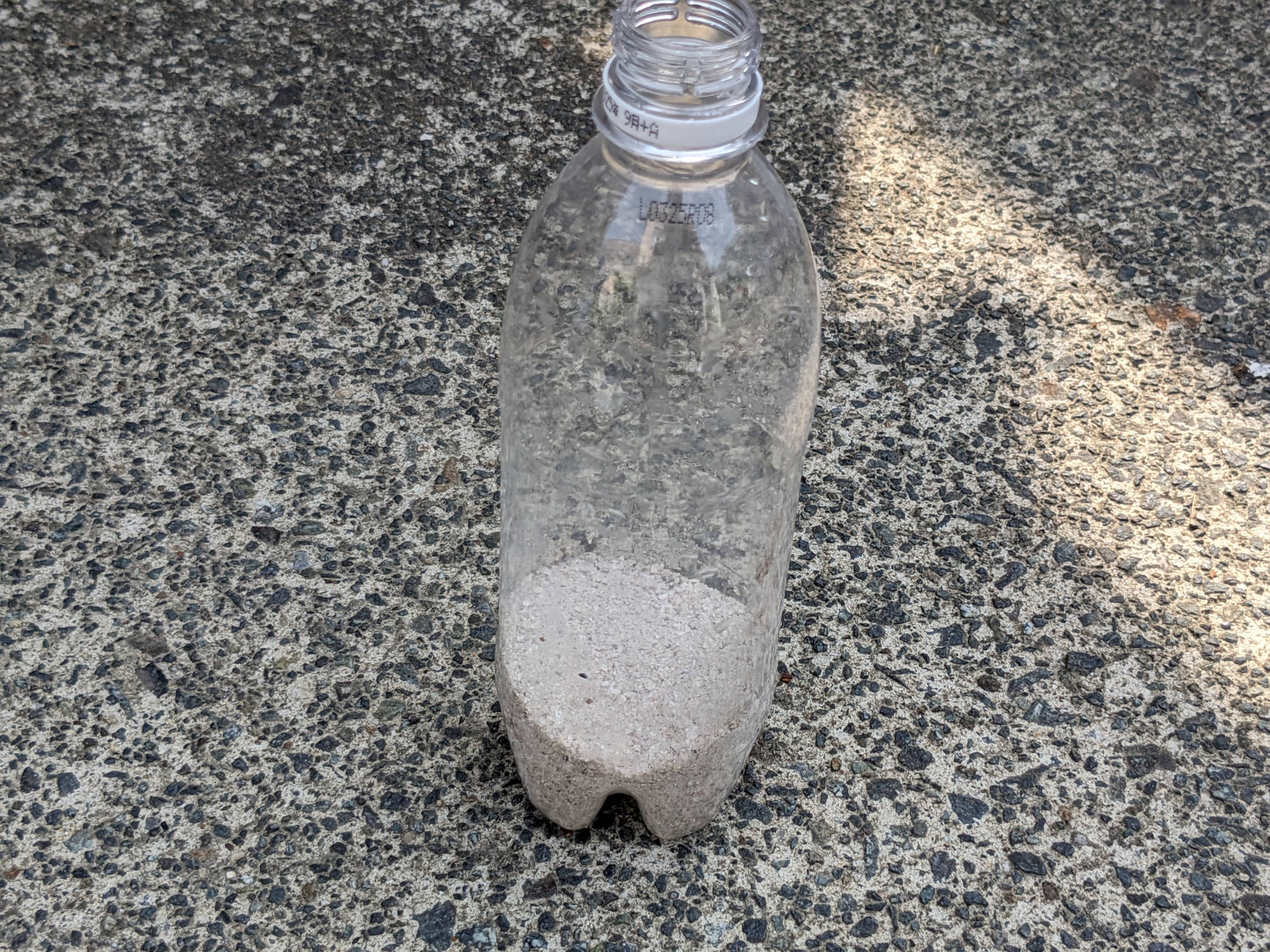 有機石灰をペットボトルへ移す