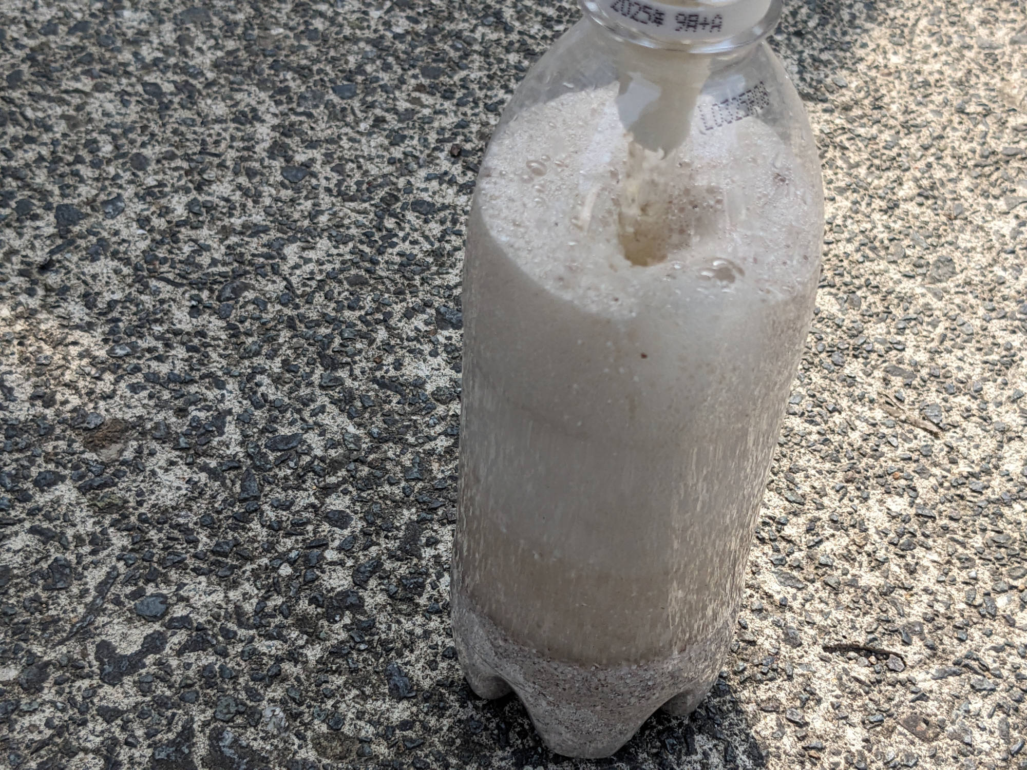 お酢をペットボトルに入れる