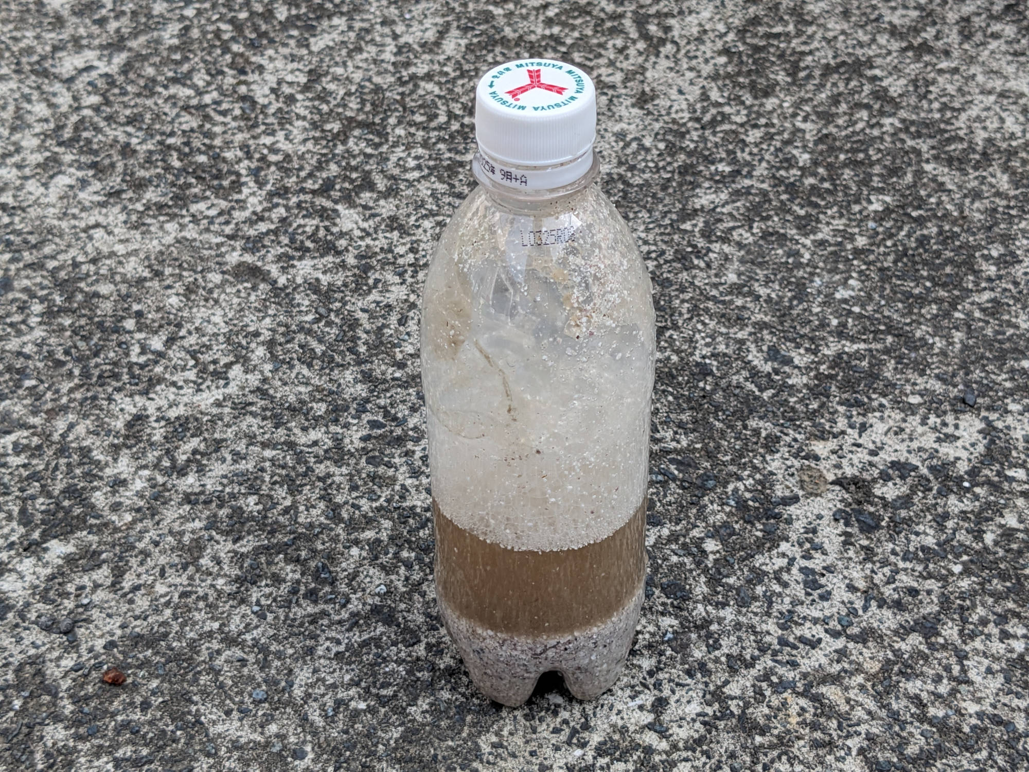 ペットボトルのキャップを締める